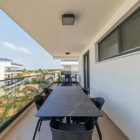 The Skyline Penthouse By Belmont Realty شقة