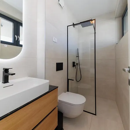 The Skyline Penthouse By Belmont Realty * 扎达尔