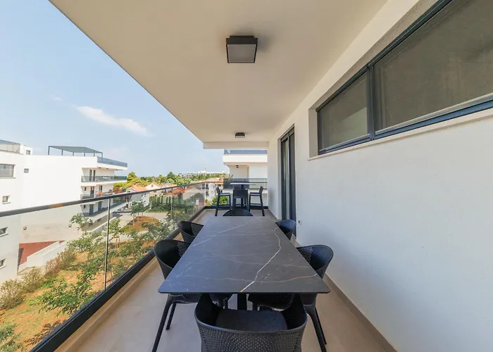 The Skyline Penthouse By Belmont Realty Apartman